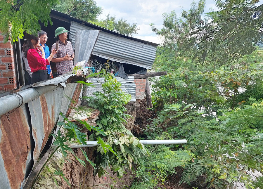 Căn nhà của ông Trúc đã bị sạt lở đến móng nhà bếp. Ảnh: N.D Căn nhà của ông Trúc đã bị sạt lở đến móng nhà bếp. Ảnh: N.D