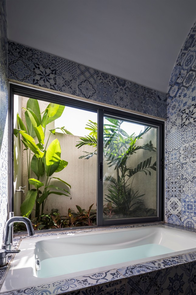 Nhà vệ sinh cũng thông thoáng với nhiều cây xanh. Nhà vệ sinh cũng thông thoáng với nhiều cây xanh.