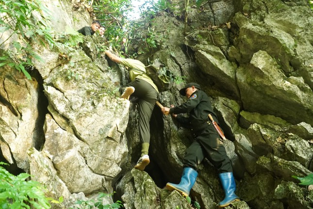 Gian nan, hiểm nguy tuyến đường bảo vệ rừng Gian nan, hiểm nguy tuyến đường bảo vệ rừng