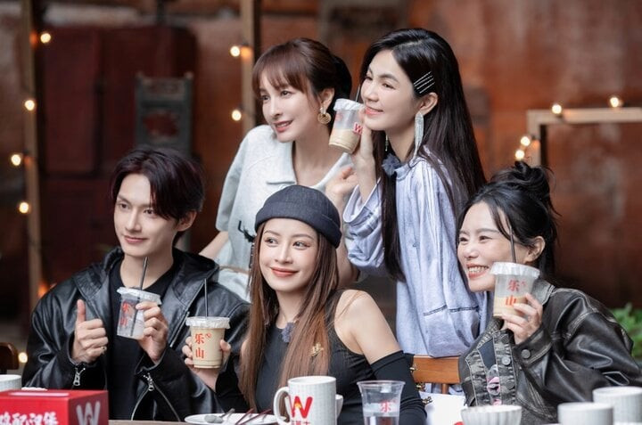 Chi Pu thân thiết bên các nghệ sĩ xứ Trung. Chi Pu thân thiết bên các nghệ sĩ xứ Trung.