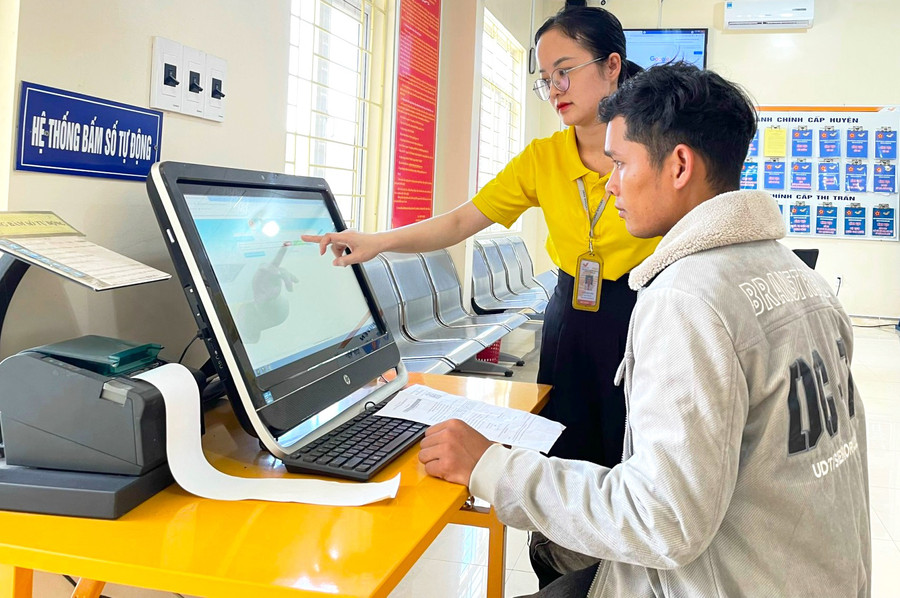 Huyện Đak Pơ bố trí máy bấm số tự động tại Bộ phận tiếp nhận và trả kết quả giải quyết TTHC để tạo thuận lợi cho người dân đến giao dịch. Ảnh: N.M Huyện Đak Pơ bố trí máy bấm số tự động tại Bộ phận tiếp nhận và trả kết quả giải quyết TTHC để tạo thuận lợi cho người dân đến giao dịch. Ảnh: N.M
