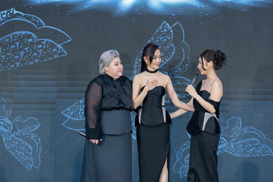 Nói về những tác phẩm của mình, Vân Anh Scarlet (giữa) cho biết: &quot;Thời trang vốn là ngôn ngữ không giới hạn để mỗi cá thể riêng biệt được bộc lộ tính cách và quan điểm cá nhân. Có rất nhiều phong cách thời trang khác nhau được hình thành từ những quan điểm thẩm mỹ hay các góc nhìn đa dạng của con người về cuộc sống, xã hội. Tôi muốn thể hiện hình ảnh của phụ nữ hiện đại, độc lập, không ngừng nỗ lực để phát triển bản thân&quot; . Ảnh: NVCC