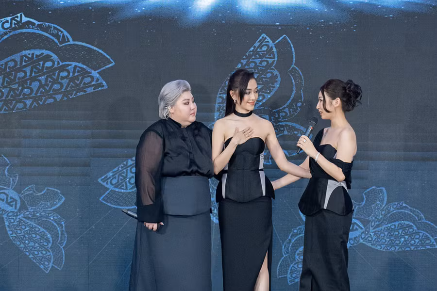 Nói về những tác phẩm của mình, Vân Anh Scarlet (giữa) cho biết: "Thời trang vốn là ngôn ngữ không giới hạn để mỗi cá thể riêng biệt được bộc lộ tính cách và quan điểm cá nhân. Có rất nhiều phong cách thời trang khác nhau được hình thành từ những quan điểm thẩm mỹ hay các góc nhìn đa dạng của con người về cuộc sống, xã hội. Tôi muốn thể hiện hình ảnh của phụ nữ hiện đại, độc lập, không ngừng nỗ lực để phát triển bản thân" . Ảnh: NVCC