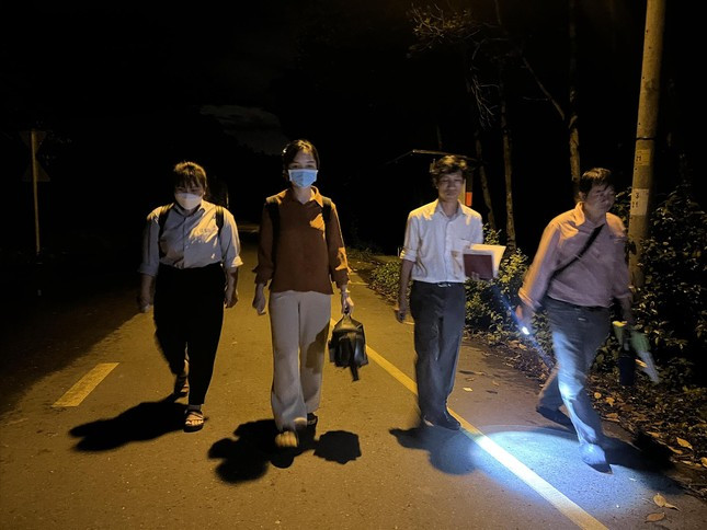 Các nhân viên y tế HCDC vào bìa rừng ở huyện Cần Giờ lúc 22 giờ để “câu muỗi” Các nhân viên y tế HCDC vào bìa rừng ở huyện Cần Giờ lúc 22 giờ để “câu muỗi”
