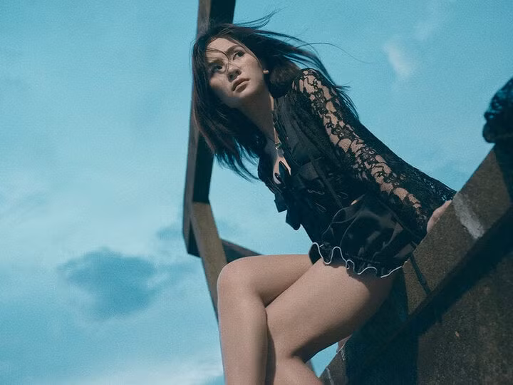 Hà Nhi thay đổi hình ảnh mới cá tính hơn.