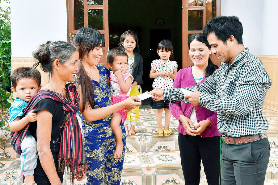 Đội ngũ cán bộ, công chức người DTTS là cầu nối đưa các chủ trương, đường lối của Đảng, chính sách, pháp luật của Nhà nước đến gần hơn với người dân. Ảnh: Đức Thụy Đội ngũ cán bộ, công chức người DTTS là cầu nối đưa các chủ trương, đường lối của Đảng, chính sách, pháp luật của Nhà nước đến gần hơn với người dân. Ảnh: Đức Thụy