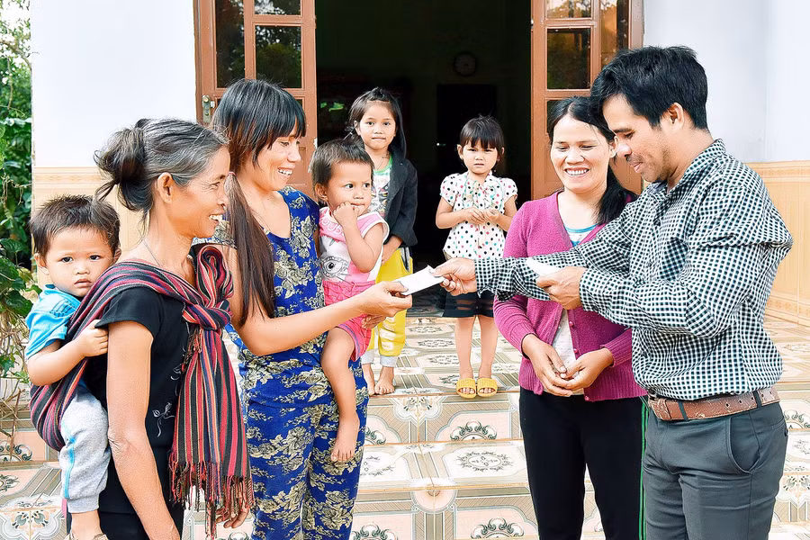 Đội ngũ cán bộ, công chức người DTTS là cầu nối đưa các chủ trương, đường lối của Đảng, chính sách, pháp luật của Nhà nước đến gần hơn với người dân. Ảnh: Đức Thụy