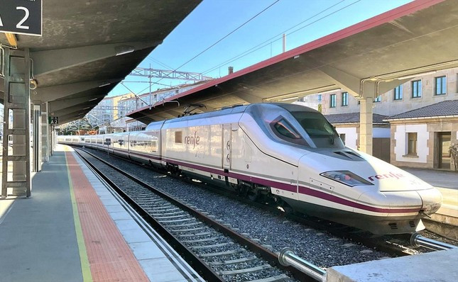 Định hướng tái cơ cấu Tổng Công ty Đường sắt Việt Nam để quản lý, khai thác đường sắt tốc độ cao Bắc - Nam trong tương lai, thay vì lập đơn vị mới (Ảnh minh họa: Đường sắt tốc độ cao Tây Ban Nha). Định hướng tái cơ cấu Tổng Công ty Đường sắt Việt Nam để quản lý, khai thác đường sắt tốc độ cao Bắc - Nam trong tương lai, thay vì lập đơn vị mới (Ảnh minh họa: Đường sắt tốc độ cao Tây Ban Nha).