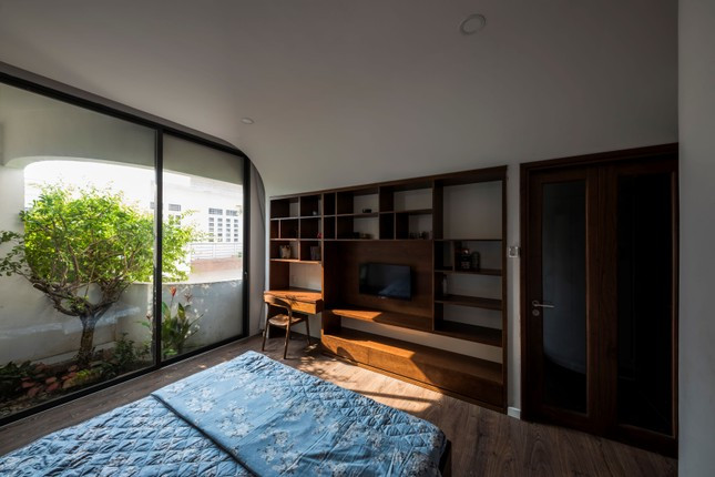 Cây xanh được khéo léo đưa vào trong phòng ngủ. Cây xanh được khéo léo đưa vào trong phòng ngủ.