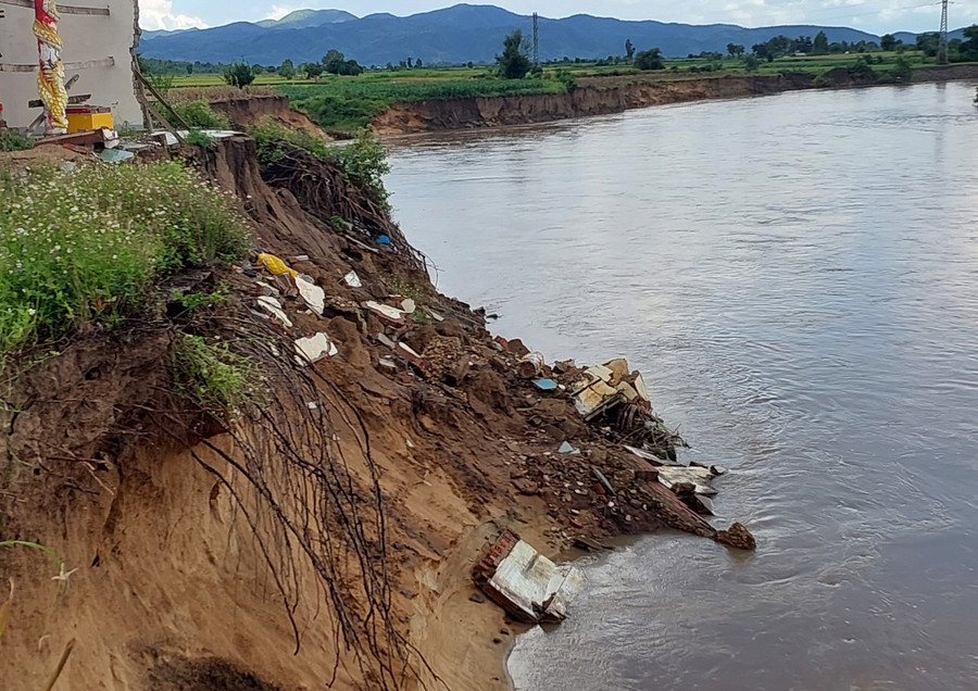 Sạt lở đất dọc sông Ba tại xã Ia Trôk, huyện Ia Pa. Ảnh: N.D Sạt lở đất dọc sông Ba tại xã Ia Trôk, huyện Ia Pa. Ảnh: N.D