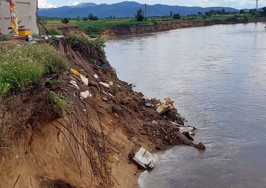 Sạt lở đất dọc sông Ba tại xã Ia Trôk, huyện Ia Pa. Ảnh: N.D