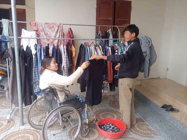 Sau biến cố, tình cảm vợ chồng chị Luận thêm sâu nặng. Ảnh: NVCC