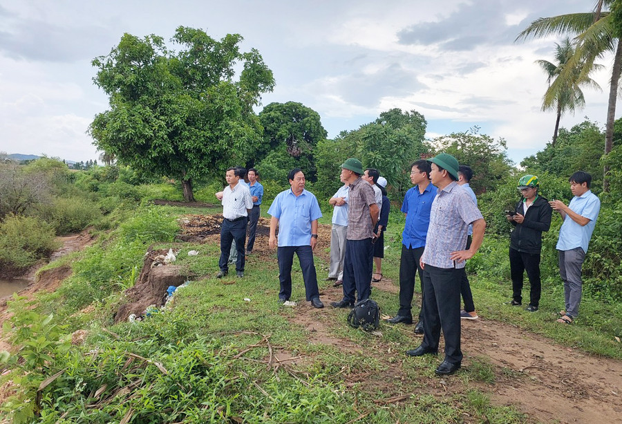 Đoàn công tác của Văn phòng Thường trực Ban Chỉ đạo quốc gia về phòng-chống thiên tai khảo sát tình hình sạt lở bờ sông, suối tại huyện Ia Pa. Ảnh: N.D Đoàn công tác của Văn phòng Thường trực Ban Chỉ đạo quốc gia về phòng-chống thiên tai khảo sát tình hình sạt lở bờ sông, suối tại huyện Ia Pa. Ảnh: N.D