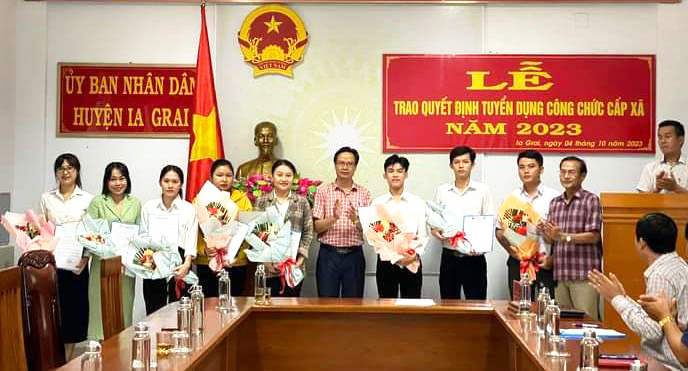 Huyện Ia Grai luôn coi trọng cán bộ, công chức, viên chức người dân tộc thiểu số. Ảnh: Đinh Yến Huyện Ia Grai luôn coi trọng cán bộ, công chức, viên chức người dân tộc thiểu số. Ảnh: Đinh Yến