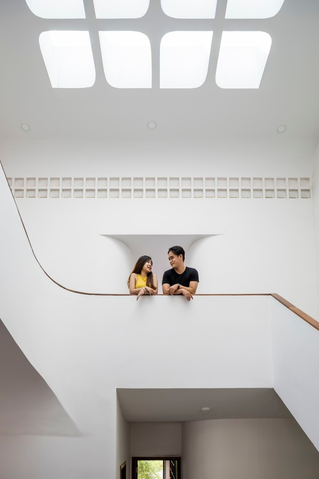 Màu trắng hiện đại kết hợp với những đường cong từ trong ra ngoài nhà tạo nên sự thống nhất. Màu trắng hiện đại kết hợp với những đường cong từ trong ra ngoài nhà tạo nên sự thống nhất.