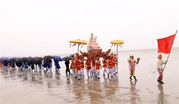 Nghi thức rước kiệu tại hội Lễ hội Đình Trà Cổ năm 2023. Ảnh: TTXVN phát