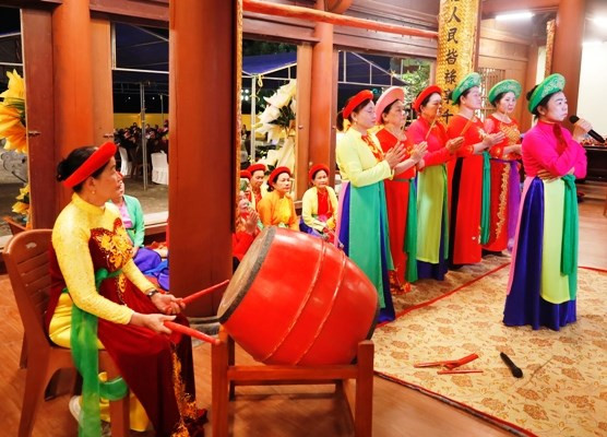 Hát Nhà Tơ tại đình Vạn Ninh, thành phố Móng Cái, tỉnh Quảng Ninh. Nguồn: Cổng Thông tin Điện tử Móng Cái Hát Nhà Tơ tại đình Vạn Ninh, thành phố Móng Cái, tỉnh Quảng Ninh. Nguồn: Cổng Thông tin Điện tử Móng Cái