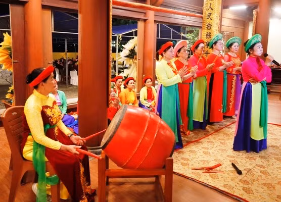 Hát Nhà Tơ tại đình Vạn Ninh, thành phố Móng Cái, tỉnh Quảng Ninh. Nguồn: Cổng Thông tin Điện tử Móng Cái