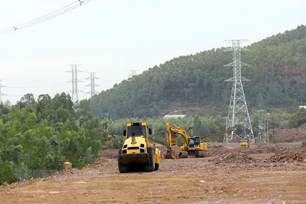 Thi công Tuyến Cao tốc Quy Nhơn-Chí Thạnh. Ảnh: Huy Hùng/TTXVN