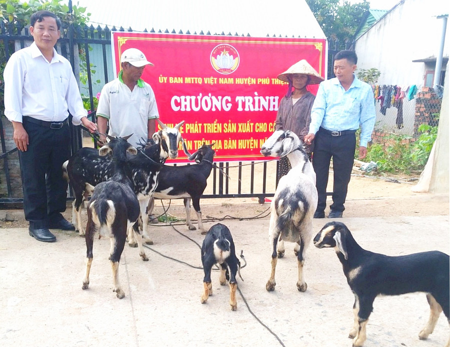 Phó Chủ tịch Thường trực Ủy ban MTTQ Việt Nam huyện Phú Thiện Đỗ Xuân Ưa trao sinh kế giúp hộ nghèo ở xã Ayun Hạ phát triển sản xuất. Ảnh: P.D Phó Chủ tịch Thường trực Ủy ban MTTQ Việt Nam huyện Phú Thiện Đỗ Xuân Ưa trao sinh kế giúp hộ nghèo ở xã Ayun Hạ phát triển sản xuất. Ảnh: P.D