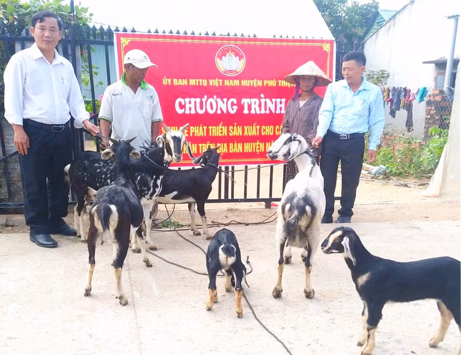 Phó Chủ tịch Thường trực Ủy ban MTTQ Việt Nam huyện Phú Thiện Đỗ Xuân Ưa trao sinh kế giúp hộ nghèo ở xã Ayun Hạ phát triển sản xuất. Ảnh: P.D