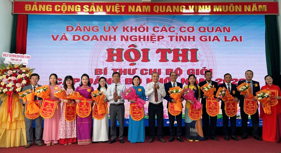 Bí thư Đảng ủy Khối các Cơ quan và Doanh nghiệp tỉnh Huỳnh Minh Thuận (thứ 7 từ phải qua) tặng cờ và hoa chúc mừng các thí sinh. Ảnh: P.D Bí thư Đảng ủy Khối các Cơ quan và Doanh nghiệp tỉnh Huỳnh Minh Thuận (thứ 7 từ phải qua) tặng cờ và hoa chúc mừng các thí sinh. Ảnh: P.D