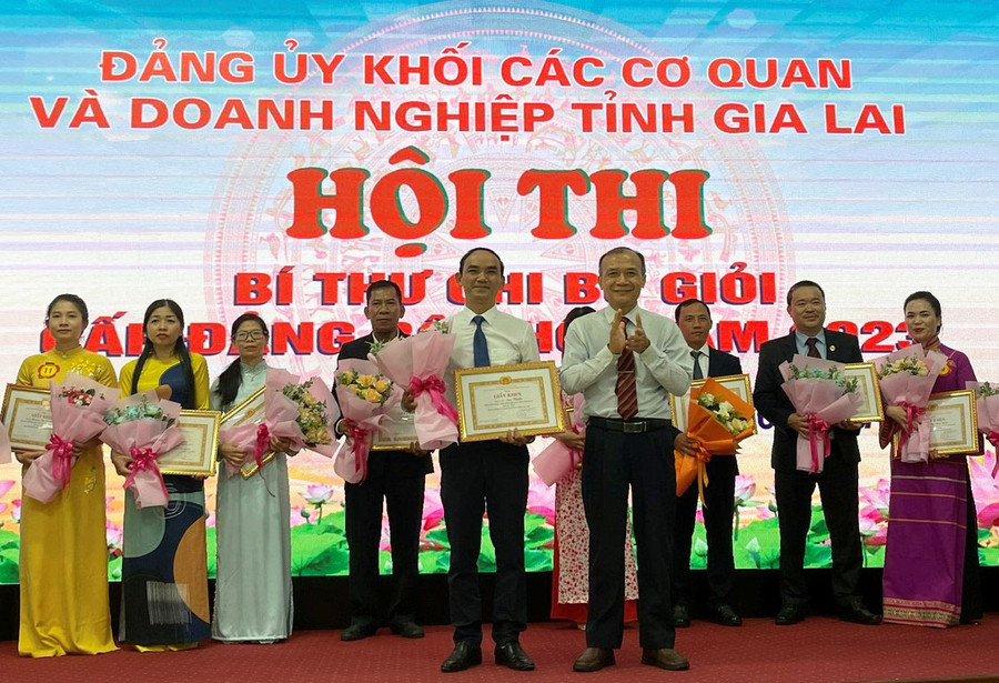 Bí thư Đảng ủy Khối các Cơ quan và Doanh nghiệp tỉnh Huỳnh Minh Thuận trao giấy khen cho thí sinh đạt giải nhất hội thi. Ảnh: P.D Bí thư Đảng ủy Khối các Cơ quan và Doanh nghiệp tỉnh Huỳnh Minh Thuận trao giấy khen cho thí sinh đạt giải nhất hội thi. Ảnh: P.D