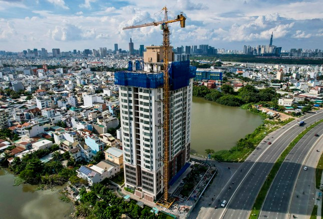 Dự án cao ốc thương mại dịch vụ và căn hộ Ascent Lakeside Tower (phường Tân Thuận Tây, quận 7, TPHCM) do Công ty CP xây dựng thương mại Đất Phương Nam làm chủ đầu tư. Ngay từ thời điểm trước khi bắt đầu thực hiện dự án, Công ty CP Tiến Phát Sanyo Homes (thuộc Tiến Phát Corp) và Công ty CP Xây dựng và Thương mại Đất Phương Nam đã thực hiện các thủ tục để chuyển nhượng dự án từ Công ty Đất Phương Nam sang Tiến Phát Sanyo Homes.