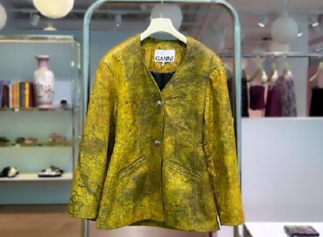 Chiếc áo làm từ cellulose vi khuẩn. Ảnh: CNN