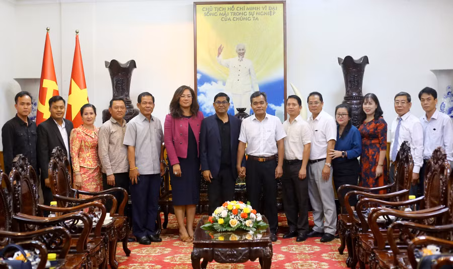 Bí thư Tỉnh ủy Hồ Văn Niên (thứ 7 từ phải sang) chụp ảnh lưu niệm cùng với Đoàn cán bộ tỉnh Ratanakiri. Ảnh: Đăng Vũ