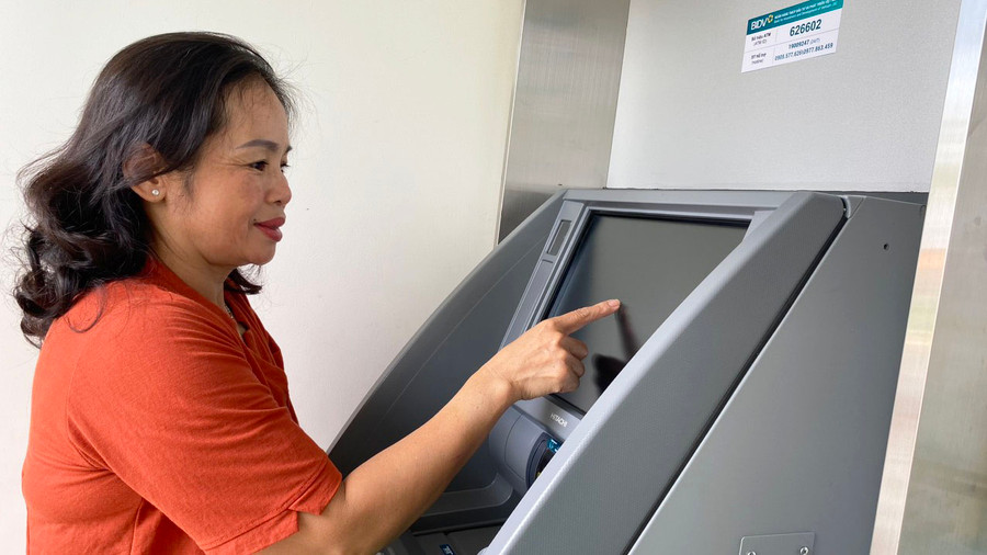 Khách hàng thực hiện giao dịch gửi tiết kiệm tại máy CRM sẽ được hưởng lãi suất cao hơn so với gửi tiết kiệm tại quầy giao dịch. Ảnh: S.C