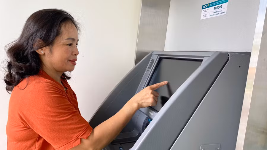 Khách hàng thực hiện giao dịch gửi tiết kiệm tại máy CRM sẽ được hưởng lãi suất cao hơn so với gửi tiết kiệm tại quầy giao dịch. Ảnh: S.C