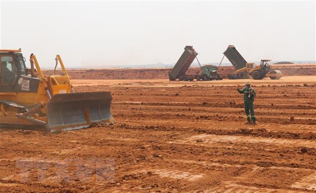 Kỹ sư kiểm tra việc san nền Sân bay Long Thành. Ảnh: Công Phong/TTXVN Kỹ sư kiểm tra việc san nền Sân bay Long Thành. Ảnh: Công Phong/TTXVN