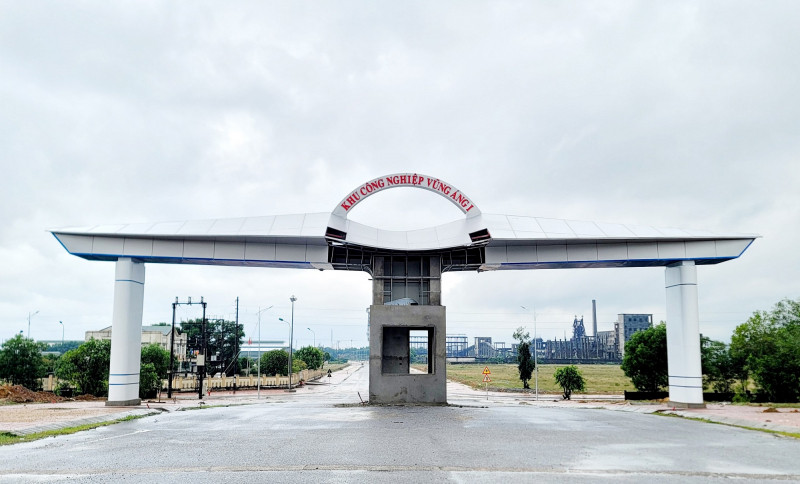 Khu công nghiệp Vũng Áng 1 có nhiều dự án đầu tư thứ cấp, nhưng phần lớn vẫn đang cầm chừng, manh mún. Ảnh: Thiên Thảo Khu công nghiệp Vũng Áng 1 có nhiều dự án đầu tư thứ cấp, nhưng phần lớn vẫn đang cầm chừng, manh mún. Ảnh: Thiên Thảo