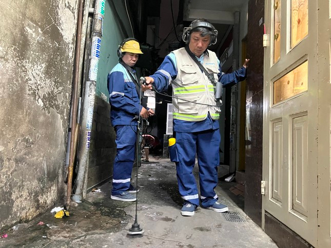 Anh Trần Mạnh Luông (người đang dò) có 5 năm đi dò bể, niềm vui của anh chính là tìm thấy điểm xì bể để xử lý Anh Trần Mạnh Luông (người đang dò) có 5 năm đi dò bể, niềm vui của anh chính là tìm thấy điểm xì bể để xử lý
