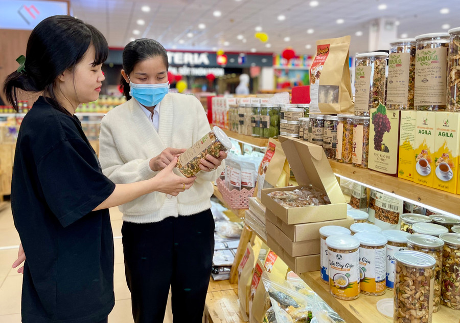 Nhiều sản phẩm đặc sản, đặc trưng của tỉnh được trưng bày và giới thiệu tại các điểm bán hàng Việt, hàng OCOP. Ảnh: V.T Nhiều sản phẩm đặc sản, đặc trưng của tỉnh được trưng bày và giới thiệu tại các điểm bán hàng Việt, hàng OCOP. Ảnh: V.T