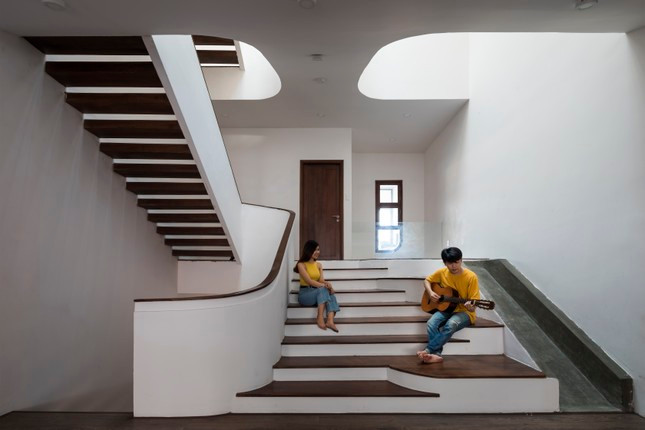 Không gian sinh hoạt đa dạng, cầu thang cũng có thể là nơi chuyện trò, thư giãn. Không gian sinh hoạt đa dạng, cầu thang cũng có thể là nơi chuyện trò, thư giãn.