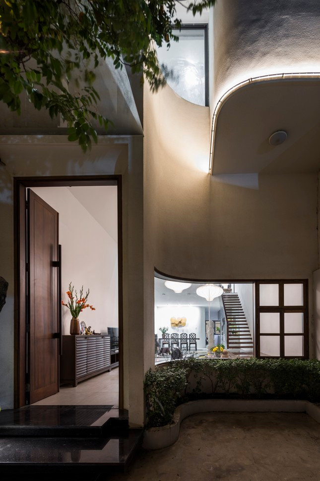 Mặt tiền cũng có những mảng tường cong, mở rộng tầm nhìn từ trong nhà ra bên ngoài. Mặt tiền cũng có những mảng tường cong, mở rộng tầm nhìn từ trong nhà ra bên ngoài.