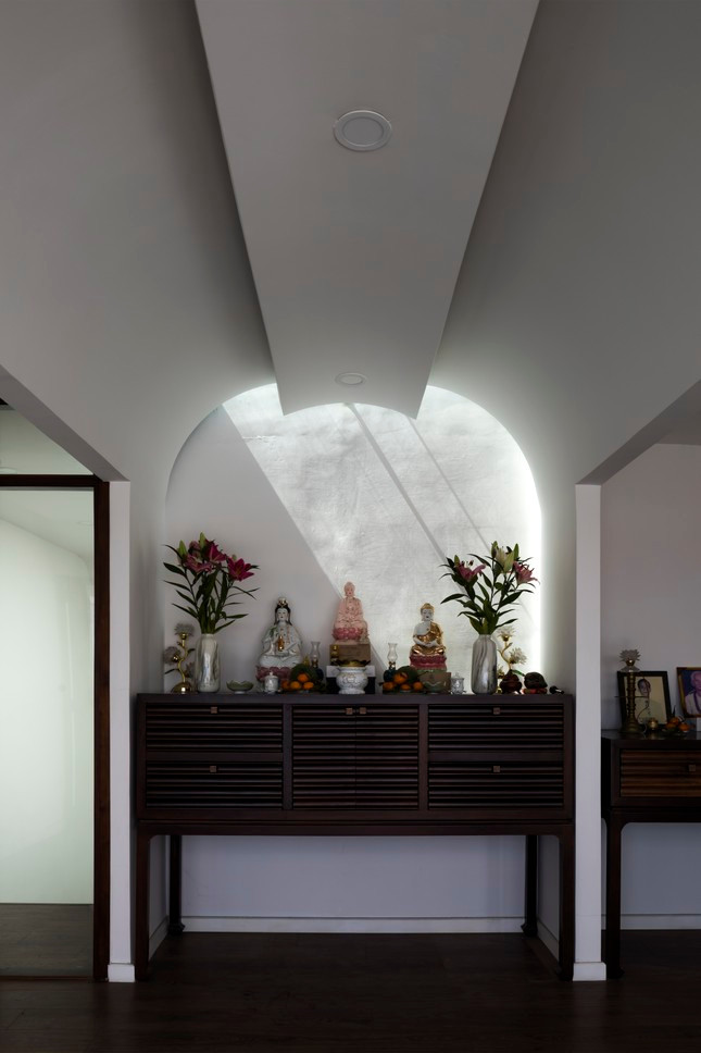 Phòng thờ trang nghiêm khi kết hợp những đường cong và đường thẳng một cách tinh tế. Phòng thờ trang nghiêm khi kết hợp những đường cong và đường thẳng một cách tinh tế.