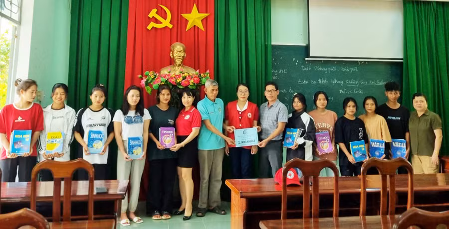 Đoàn công tác tặng sách giáo khoa và vở cho học sinh khó khăn của Trường Tiểu học và THCS Trạm Lập, xã Sơn Lang, huyện Kbang. Ảnh: Mai Anh