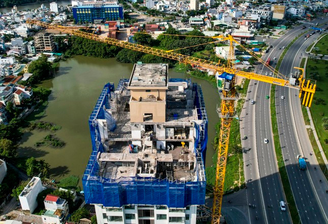 Với các vi phạm trên, Công ty CP xây dựng thương mại Đất Phương Nam bị thanh tra Sở Xây dựng xử phạt hành chính 40 triệu đồng, yêu cầu dừng thi công toàn bộ công trình tại dự án. Đồng thời, trong thời hạn 60 ngày kể từ ngày lập biên bản vi phạm hành chính, tổ chức vi phạm phải làm thủ tục đề nghị cơ quan có thẩm quyền điều chỉnh hoặc cấp giấy phép xây dựng.