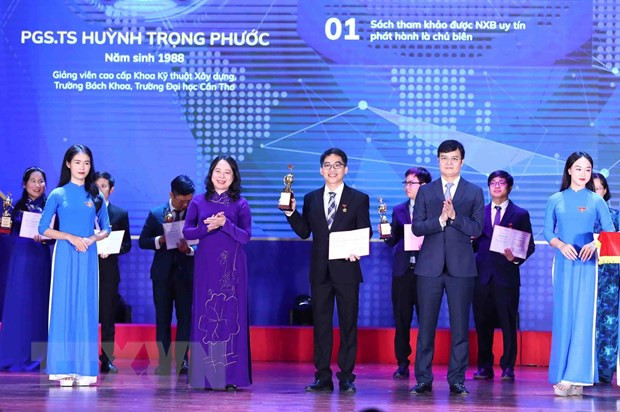 Phó Chủ tịch nước Võ Thị Ánh Xuân, Bí thư thứ nhất Trung ương Đoàn Bùi Quang Huy trao Giải thưởng KHCN Quả cầu Vàng năm 2023 cho các cá nhân. Ảnh: Minh Đức/TTXVN Phó Chủ tịch nước Võ Thị Ánh Xuân, Bí thư thứ nhất Trung ương Đoàn Bùi Quang Huy trao Giải thưởng KHCN Quả cầu Vàng năm 2023 cho các cá nhân. Ảnh: Minh Đức/TTXVN