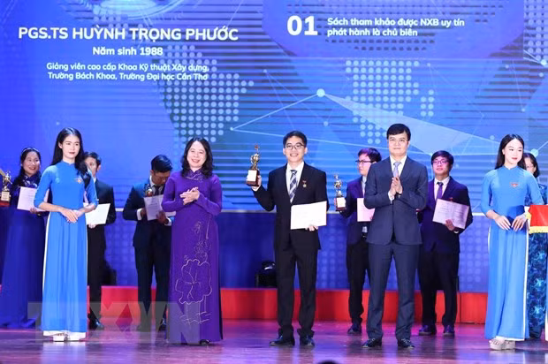 Phó Chủ tịch nước Võ Thị Ánh Xuân, Bí thư thứ nhất Trung ương Đoàn Bùi Quang Huy trao Giải thưởng KHCN Quả cầu Vàng năm 2023 cho các cá nhân. Ảnh: Minh Đức/TTXVN Phó Chủ tịch nước Võ Thị Ánh Xuân, Bí thư thứ nhất Trung ương Đoàn Bùi Quang Huy trao Giải thưởng KHCN Quả cầu Vàng năm 2023 cho các cá nhân. Ảnh: Minh Đức/TTXVN