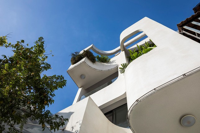 Hồ Lô house là ngôi nhà ống 2 mặt tiền nằm giữa lòng Sài Gòn, nổi bật với những đường cong. Hồ Lô house là ngôi nhà ống 2 mặt tiền nằm giữa lòng Sài Gòn, nổi bật với những đường cong.