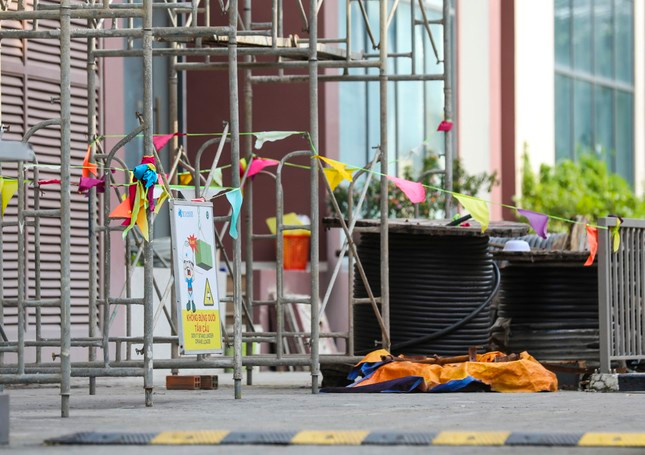 Theo thỏa thuận, khoảng quý II/2019 chủ đầu tư sẽ bàn giao nhà cho người dân. Tuy nhiên, gần đến ngày bàn giao chủ đầu tư lại thông báo thay đổi thời gian giao nhà vào quý III/2019 vì một số lý do khách quan phát sinh trong quá trình thi công, dự án chưa thể hoàn thiện xong để bàn giao kịp theo thời hạn trong hợp đồng.