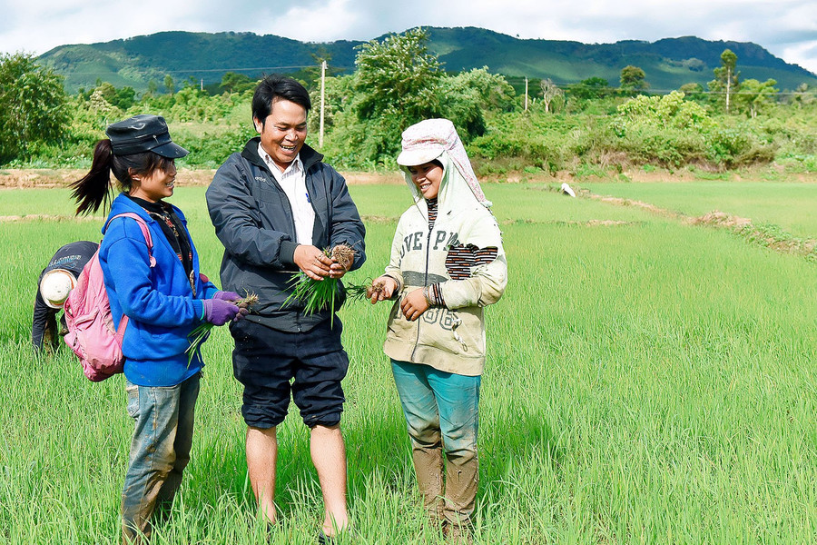 Năng lực của đội ngũ cán bộ, công chức người DTTS ngày càng được nâng cao, đáp ứng yêu cầu nhiệm vụ. Ảnh: Đức Thụy