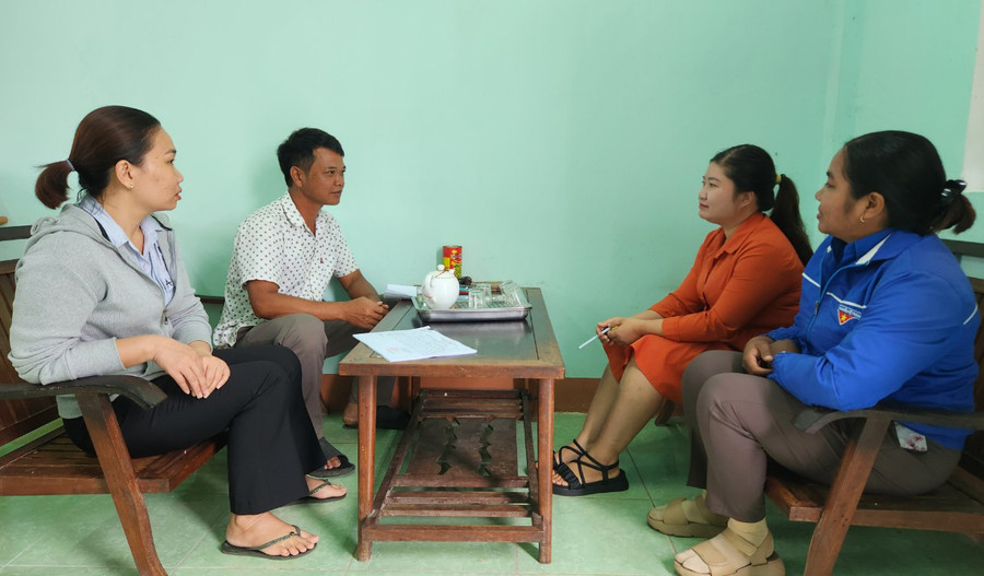 Anh Poi-công chức Văn hóa-Thông tin xã Ya Ma (huyện Kông Chro) trao đổi với đồng nghiệp về nhiệm vụ công tác. Ảnh: Ngọc Sang Anh Poi-công chức Văn hóa-Thông tin xã Ya Ma (huyện Kông Chro) trao đổi với đồng nghiệp về nhiệm vụ công tác. Ảnh: Ngọc Sang