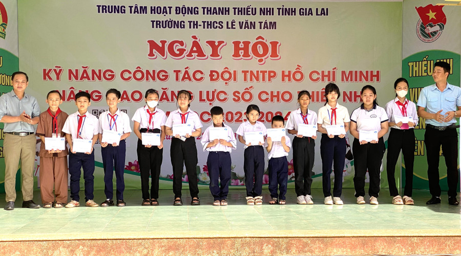 Trung tâm Hoạt động Thanh thiếu nhi tỉnh trao quà cho đội viên có hoàn cảnh khó khăn học giỏi. Ảnh: Hà Đức Thành