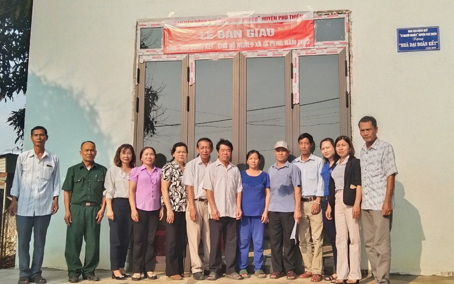 Ban Vận động Quỹ Vì người nghèo huyện Phú Thiện bàn giao nhà Đại đoàn kết cho hộ nghèo ở xã Ia Peng. Ảnh: P.D Ban Vận động Quỹ Vì người nghèo huyện Phú Thiện bàn giao nhà Đại đoàn kết cho hộ nghèo ở xã Ia Peng. Ảnh: P.D