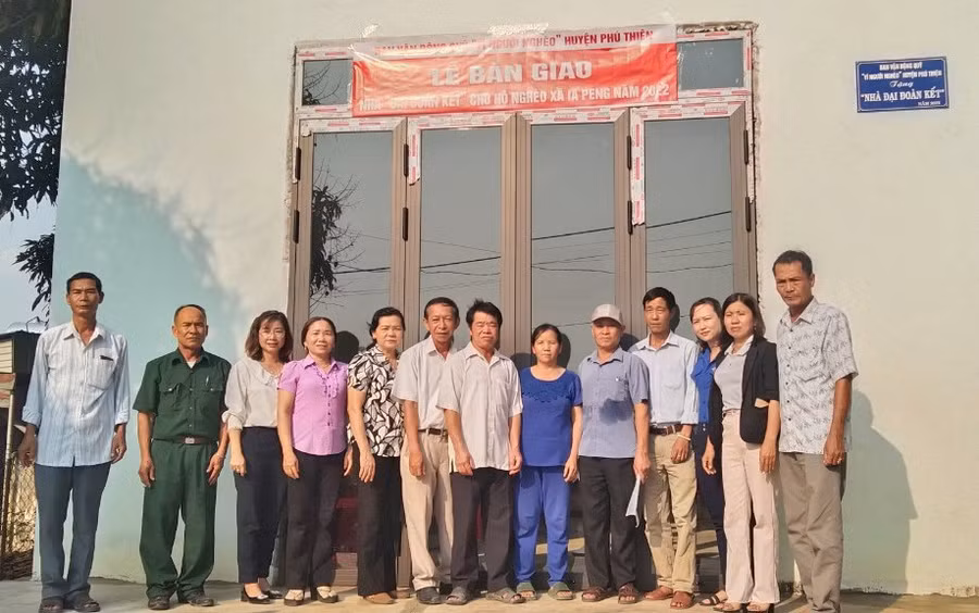 Ban Vận động Quỹ Vì người nghèo huyện Phú Thiện bàn giao nhà Đại đoàn kết cho hộ nghèo ở xã Ia Peng. Ảnh: P.D